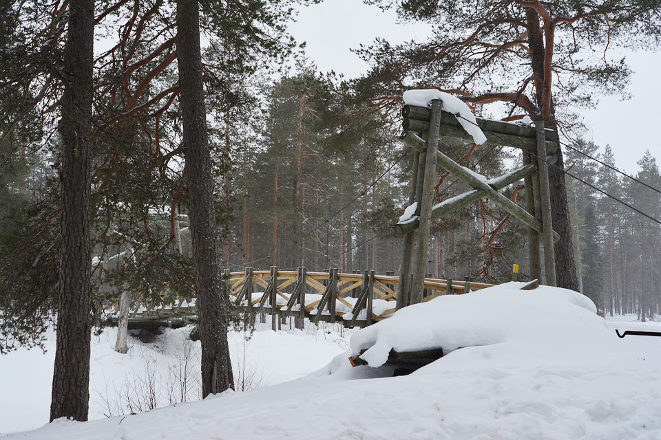 Tiilikkajärven kansallispuiston silta Uiton kämpälle.